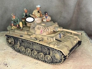 King & Country, WW2 German Desert Panzer Tank + 3x Figures, 1/32 - Imagen 1 de 8