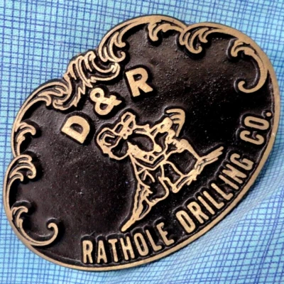 D&R Rathole Drilling Promo Belt Buckle Bronze Oil Gas Vtg 80s DynaBuckle .MMR766 - Image 1 of 4