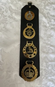 Caballo británico vintage latón con correa de cuero para exhibición decorativa - Imagen 1 de 7