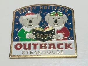 Outback Steakhouse Pin Pinback Walla Koala Happy Holidays 2004 Christmas Caroler - Bild 1 von 2