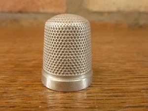 Un bonito dedal antiguo tamaño 18 Henry Griffith plata con sello Birmingham 1925 - Imagen 1 de 1