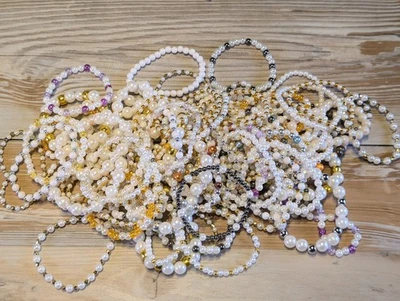 Lote de más de 80 pulseras elásticas de perlas sintéticas de plástico todas ponibles Foto 1 de 4