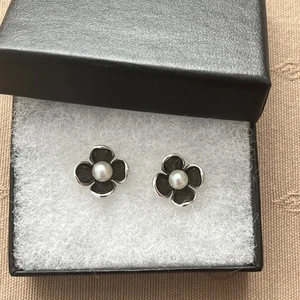 925 Sterling Silver Flower Stud And Pearl Earrings. - Picture 1 of 5