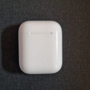 Genuine Apple AirPods 2nd Generation Charging Case only - Picture 1 of 3