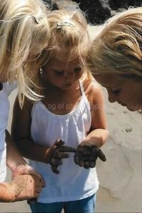 FOTOGRAFÍA ENCONTRADA Dulces Niños Rubias UN DÍA EN LA PLAYA Color 54 42 W - Imagen 1 de 1