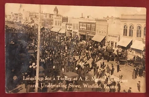 RPPC Winfield Kansas Real Photo Postcard Horse People Cars Carriage c1917 - Imagen 1 de 5