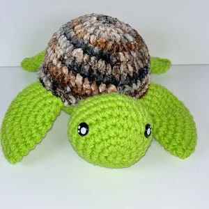 Peluche tartaruga all'uncinetto fatto a mano verde marrone - Foto 1 di 10