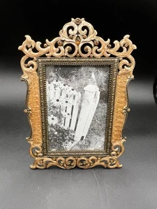 Marco de fotos delicados pergaminos de cinta con detalles frondosos dorado brillante 4"x6" - Imagen 1 de 6