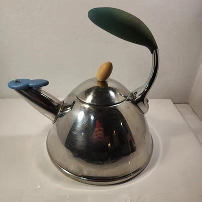 Tetera silbante Michael Graves Design con cuerpo de acero inoxidable pulido. Foto 1 de 4