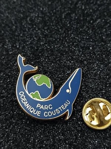 Pin's Pins Pin Enamel 42 Arthus Bertrand Baleine Parc OCÉANIQUE "COUSTEAU" - Imagen 1 de 3
