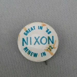 "Reproducción de botón de campaña vintage ""Genial en 68"" - renovado en 72"" de Nixon - Imagen 1 de 3