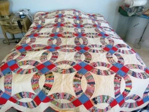 VINTAGE HAND STITCHED WEDDING RING QUILT SCALLOPED EDGES FEED SACKS - Picture 1 of 11