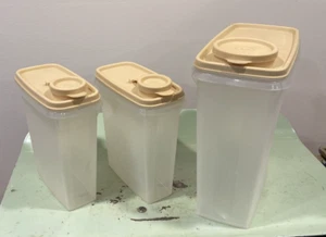 One Tupperware Cereal Bote 469-15 & Two Jr Cereal 499-3 Todo con Tapas para Verter - Imagen 1 de 8