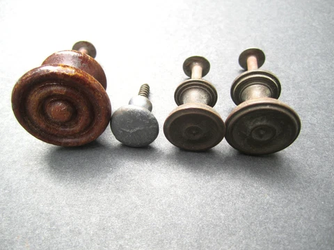 4 PCS. VINTAGE ASSORTMENT KNOBS & PULLS Cover