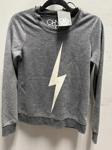 $ 89 Neu mit Etikett Chaser Marke einfarbig grau schwarz Bolzen Grafik Sweatshirt XS - Bild 1 von 3