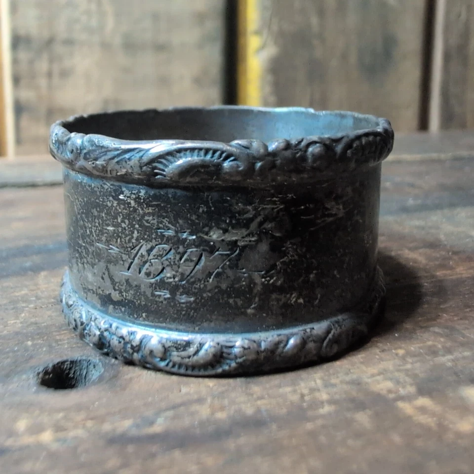 Soporte para anillo servilletero de plata de ley Wood & Hughes con motivos de cuentas siglo XIX Foto 1 de 4