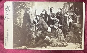 FOTO CDV HERMANAS SUTHERLAND CON GERENTE  - Imagen 1 de 2