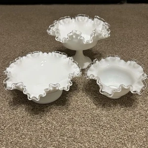 Menge 3 Vintage Fenton Milchglas Silber Wappen geraffter Rand 2 Sockel 1 Schüssel - Bild 1 von 23