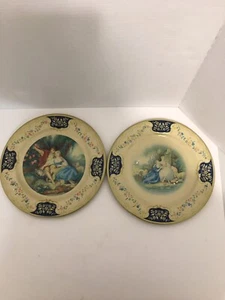 Juego de 2 platos de hojalata vintage 1952 Baret Ware, "The Love Letter" y "The Idyll" - Imagen 1 de 6