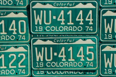 ONE or MORE - 1974 Colorful COLORADO WHITE MOUNTAINS GREEN License Plate GOOD  - Image 1 of 4