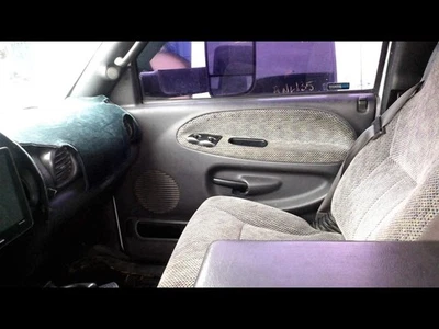 RAM2500   2001 Front Door Trim Panel 28818981 - Imagem 1 de 4