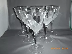 6 Cristal D'Arques J G Durand Florence Pattern Frosted Petal Wine Glasses 6 5/8" - Picture 1 of 3