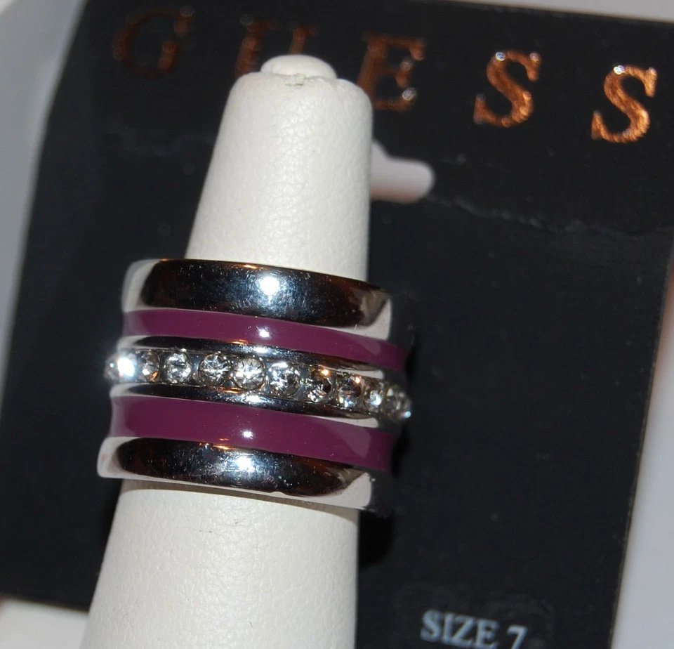 Nuevo con etiquetas Anillo Guess Plata Metal y Esmalte Púrpura Diamantes de Imitación Transparente, Talla 7 Foto 1 de 1