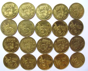 2016 CHUCK E CHEESE'S 1 x BRASS COIN TOKEN "CHUCK E ROCKS " RARE COLLECTABLE - Picture 1 of 7