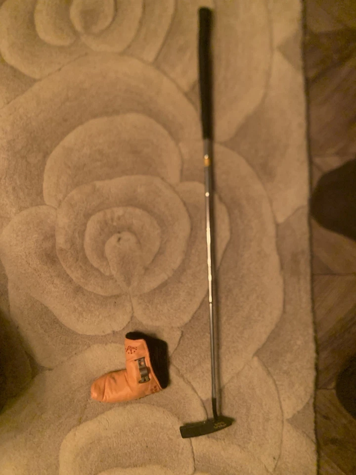 Scotty Cameron Men's Right-Handed Studio 1 With Original Cover And Divot Tool. - Image 1 of 4