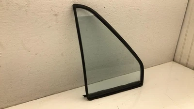 Mazda 929 1988-91 conductor ventana de ventilación trasera izquierda pequeña puerta trasera vidrio con marco Foto 1 de 4