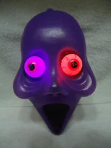 HALLOWEEN MOLDE DE SOPLADO COLGANTE CABEZA PÚRPURA CON OJOS PARPADEANTES ILUMINADOS - Imagen 1 de 4