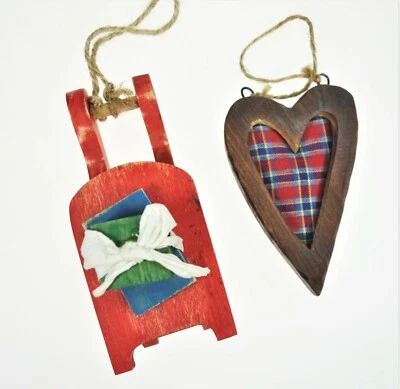 2 enfeites de Natal country primitivos de madeira trenó de coração xadrez - Imagem 1 de 3