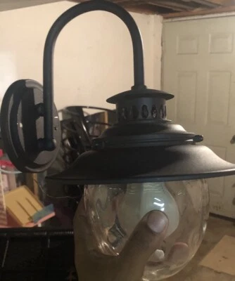 Luz exterior de vidrio transparente de carbón y agua alce desgastado Foto 1 de 4