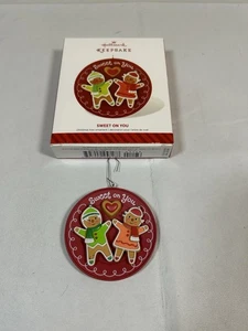Hallmark Ornament Sweet on You 2014 galletas de pan de jengibre en plato amor - Imagen 1 de 2
