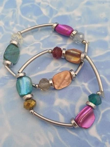Modern Set Of 2 Silver Tone Multicoloured Shell & Crystal Stretch Bracelets - Picture 1 of 9