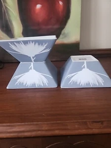 Cassa e Barilotto CB2 set di tre XRay Square Grigio Ciotole fiore bianco 6" - Foto 1 di 13
