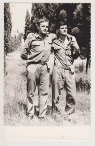 Zwei hübsche junge Männer Soldaten umarmen Umarmung Nähe Paar Gay Int Foto - Bild 1 von 1