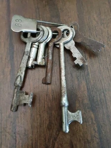 VINTAGE Skeleton Key LOT of 7 Eagle Lock Co Estate Find On Old Safety Pin 68 - Bild 1 von 5