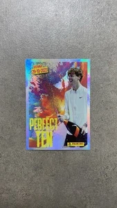 PERFECT TEN VIENNA 2023 57 - PANINI JANNIK SINNER 2025 STICKER HOLO - Foto 1 di 2