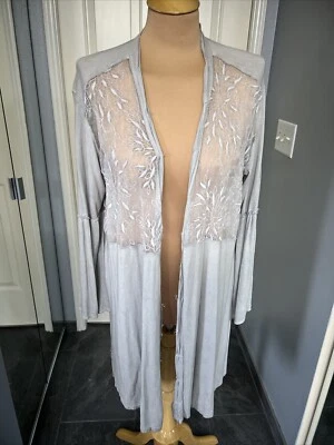 POL 女式中号灰色开衫蕾丝口音喇叭袖荷叶边维多利亚 — 第 1/4 张图片