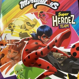 x50 Pacchetti Adesivi e Cards Panini 2020 Miraculous Super Heroez Team + Album - Foto 1 di 14