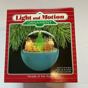 Hallmark Desfile de los Juguetes Recuerdo Mágico Navidad Luz y Movimiento Adorno - Imagen 1 de 6
