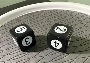 Serie de juegos Scene It, piezas de repuesto dados (2) número blanco y negro - Imagen 1 de 3