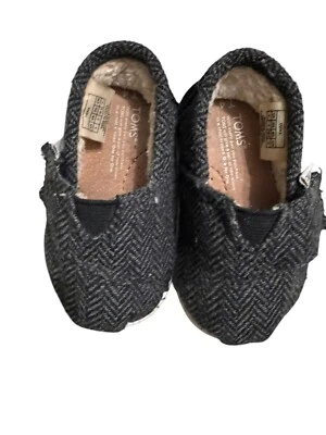 Zapatos Toms Niño Pequeño 4 Slip Negro Y Gris Espiga Punta Redonda Logo Clásico Foto 1 de 4