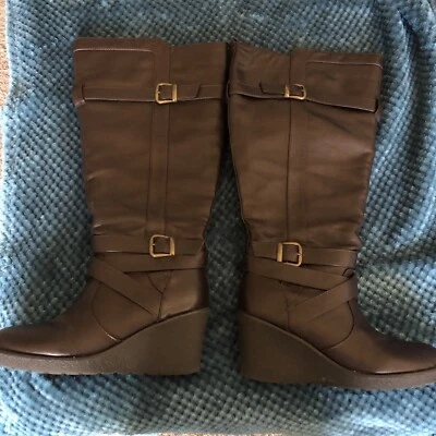 Botas para mujer LANE BRYANT talla 9W, cuero sintético marrón, tacón de cuña de 3", hebilla Foto 1 de 4
