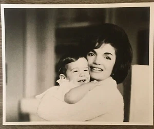 Foto Jacqueline Kennedy con Baby John Jr 8x10 en blanco y negro Jackie JFK Jr c1961 - Imagen 1 de 12