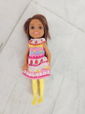 2010 Mattel 6" Boneca Chelsea Cabelo Escuro Braços Móveis Pernas Tem Vestido Pernas Amarelas - Imagem 1 de 4