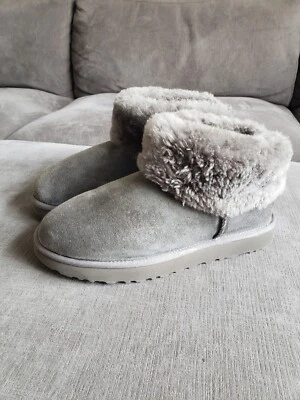 Talla 9/10 - Bota de gamuza forrada de piel de oveja UGG clásica UGG para mujer carbón Foto 1 de 4