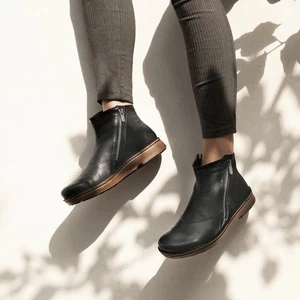 Naot Spello Soft Black Leather/Black Velvet Nubuck Ankle Boots Size 39 US 8 - Bild 1 von 15