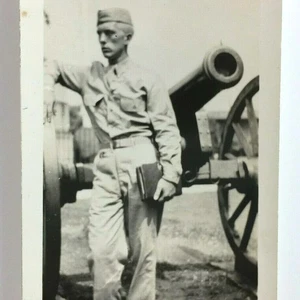 Foto vintage de soldado cadete de la Segunda Guerra Mundial posando con cañón antiguo - Imagen 1 de 3